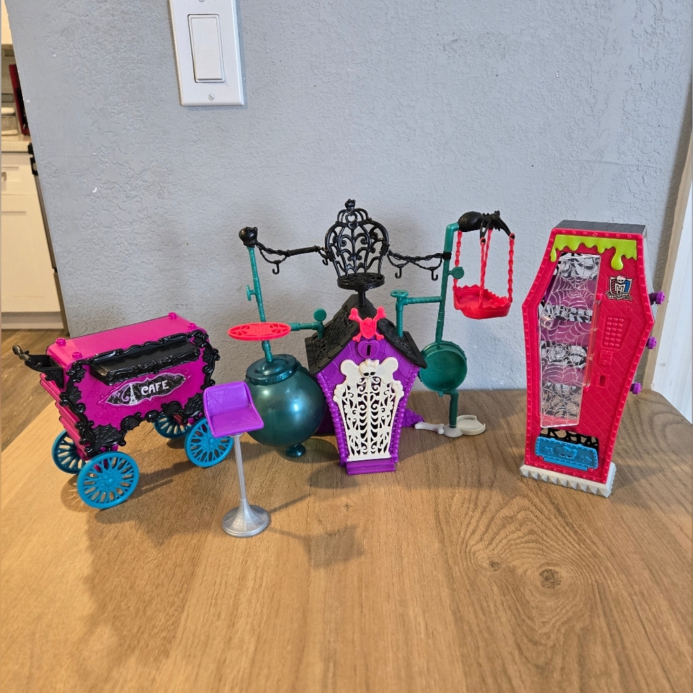 Monster High Doll Accessories Lot of pieces for parts